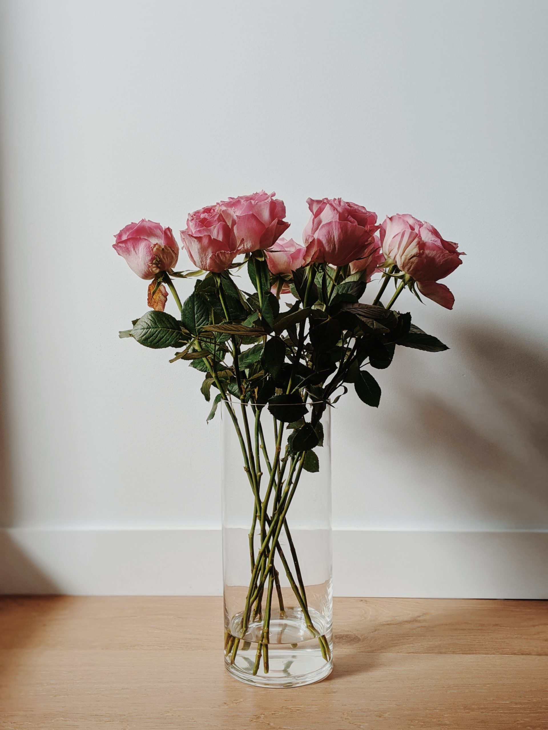 ROSES INSIDE A CLEAR GLASS VASE